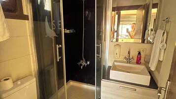 Deluxe Apartment, Balcony, Sea View | Bathroom | Hair dryer, towels, soap, shampoo