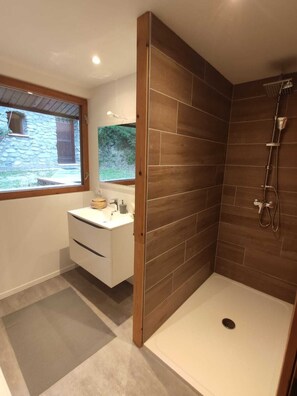 Dusche, Haartrockner, Handtücher, Seife