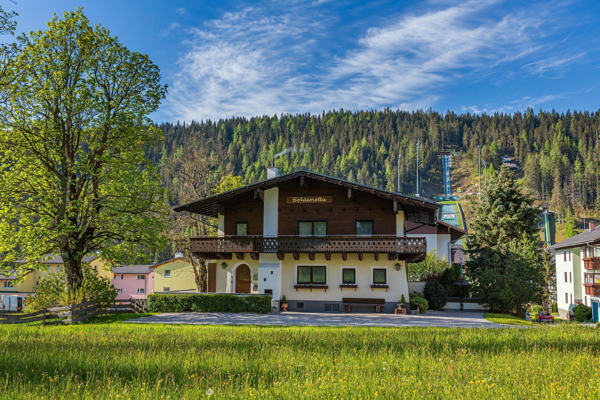 Hauptansicht Gebäude im Sommer