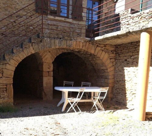CHARMING APARTMENT IN THE HEART OF PIERRES DOREES
