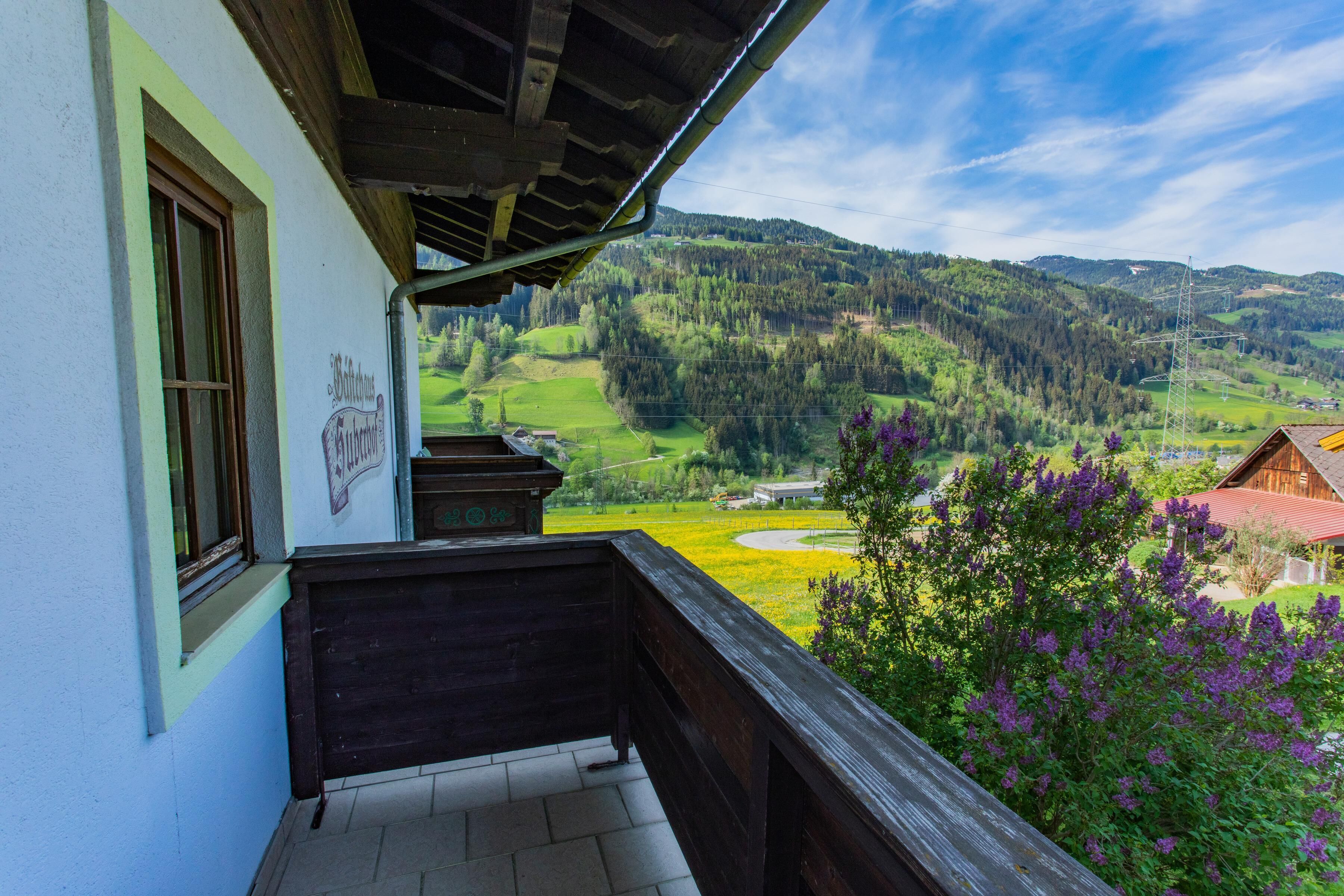 Balkon mit Aussicht in die Berge