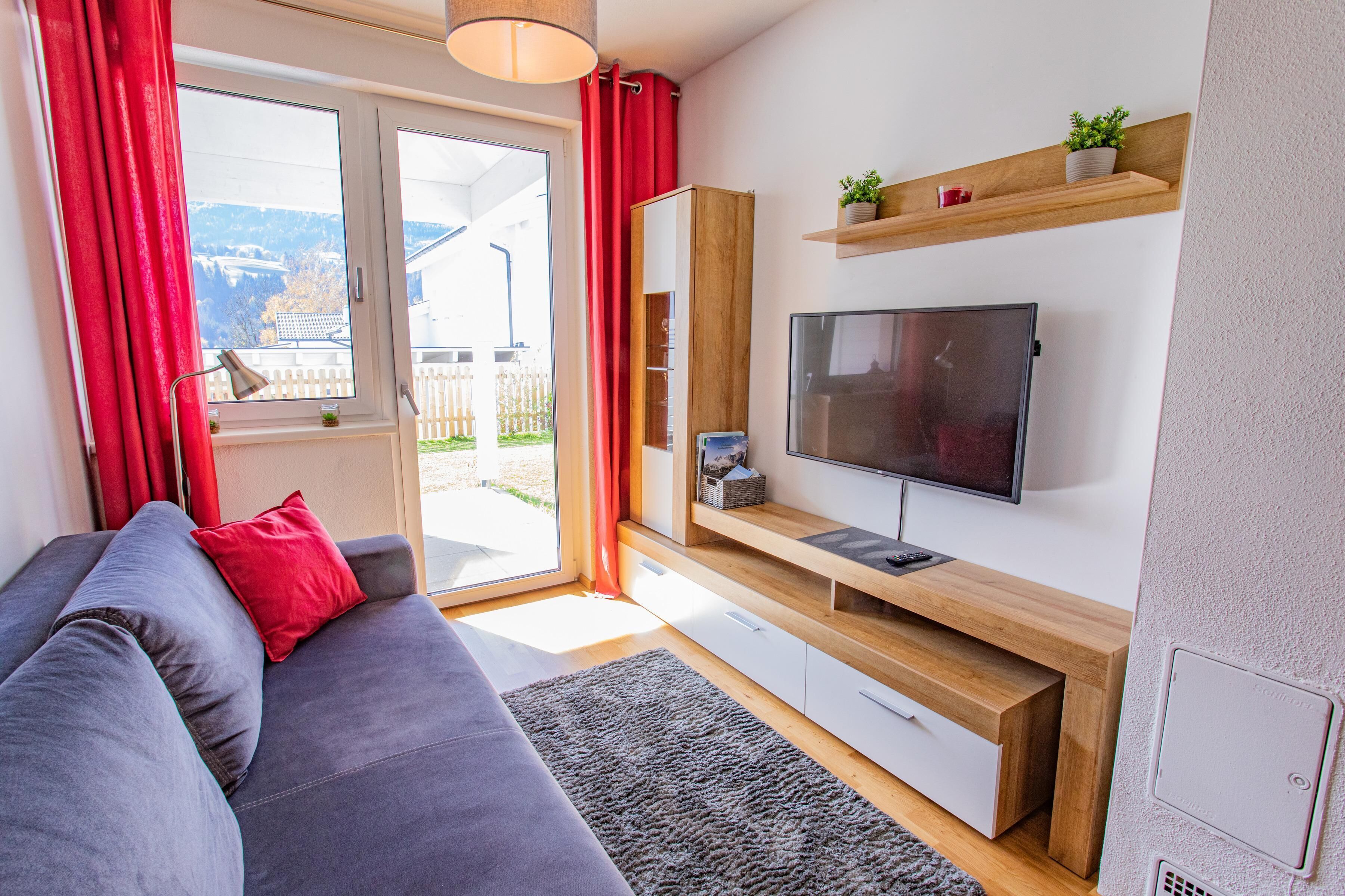 Wohnzimmer, Schlafsofa und Fernseher