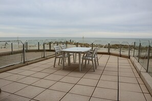 Outdoor dining - Seafront apartment in Nieuwpoort Bad (Nieuwpoort)