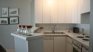 Coffee/tea maker, fridge, microwave, oven