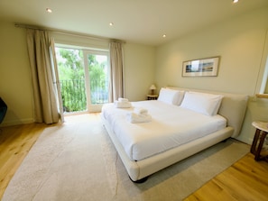 4 bedrooms, WiFi, bed sheets - Elegant Central St Andrews Home with Parking, Garden & Putting Green (St Andrews)