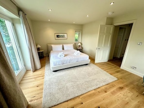 4 bedrooms, WiFi, bed sheets - Elegant Central St Andrews Home with Parking, Garden & Putting Green (St Andrews)