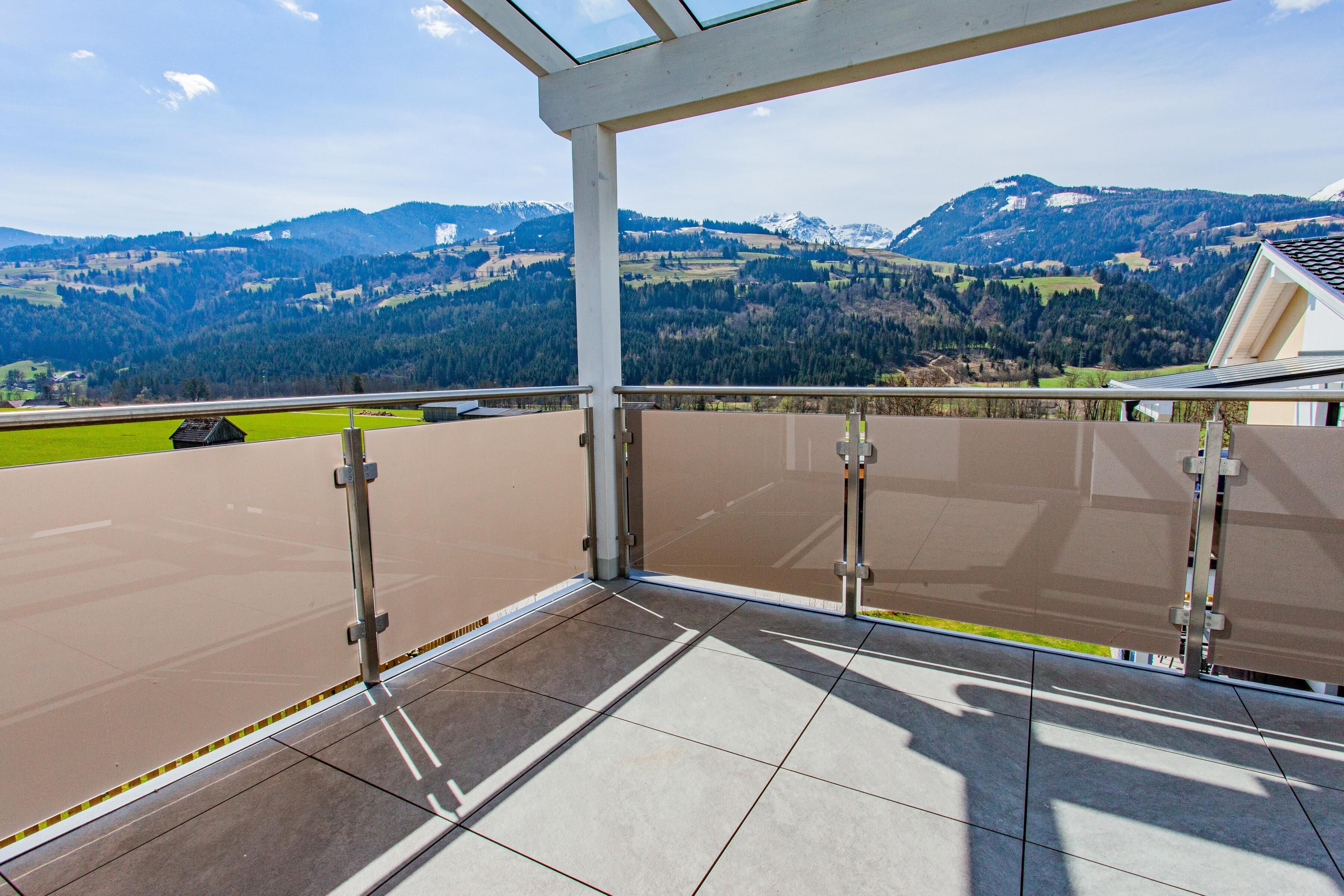Balkon mit Aussicht in die Berge