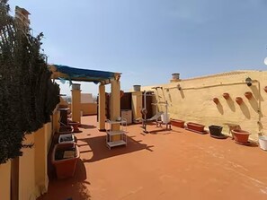 A rooftop terrace with exercise equipment, potted plants, and a clear sky. - Duplex penthouse with pool, parking and magnificent sea and mountain views. (Fuengirola)