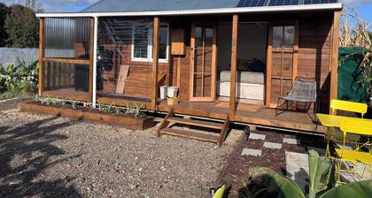 Uretiti Paradise - cozy off-grid cabin in tropical fruit farm by the beach