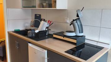 Fridge, microwave, stovetop, coffee/tea maker
