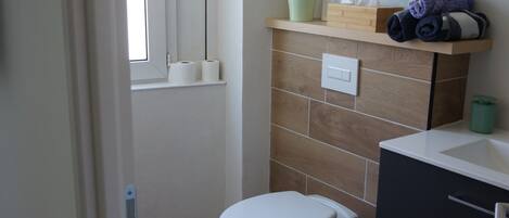 Doccia, asciugacapelli, asciugamani, sapone