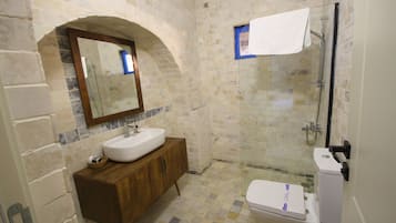 Habitación triple estándar | Baño | Regadera, secadora de cabello, toallas, jabón