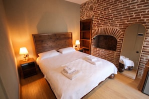 Kahden hengen deluxe-huone, parveke | Ilmainen Wi-Fi