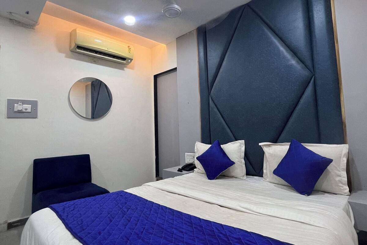 Phòng đôi Deluxe, quang cảnh thành phố | Két bảo mật tại phòng, bàn, khu vực làm việc phù hợp cho laptop 