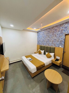 In-room safe, desk, laptop workspace, iron/ironing board - Hotel Sun Park (Ahmedabad)
