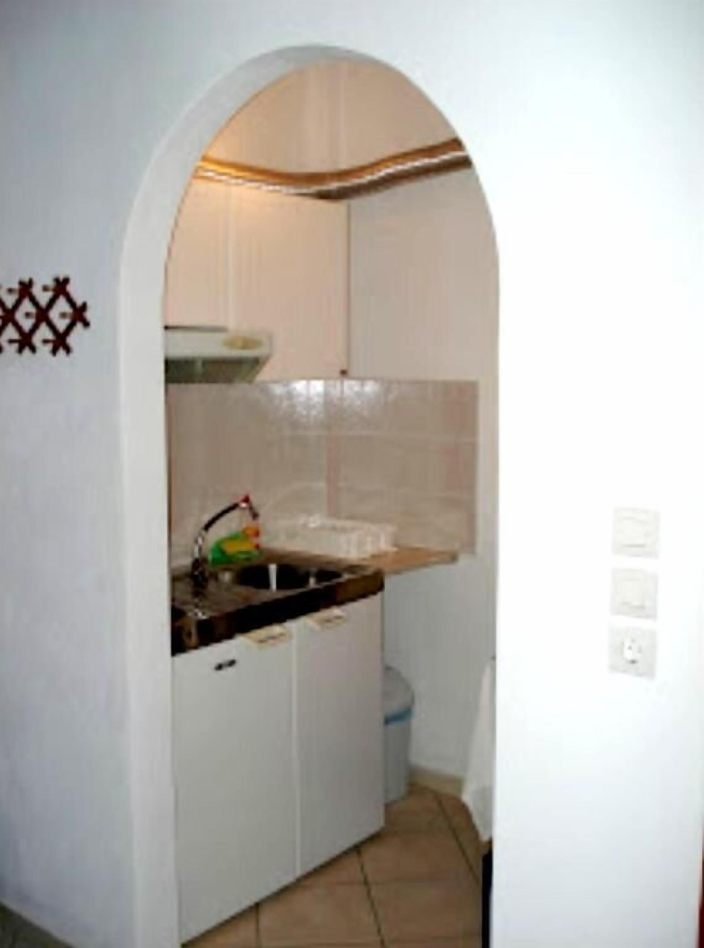 Habitación básica con 1 cama matrimonial o 2 individuales, balcón, vista al mar | Cocina privada | Frigobar, parrilla de estufa y utensilios de cocina 