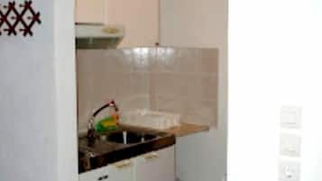 Basic Double or Twin Room, Balcony, Sea View | Private kitchen | Mini-fridge, stovetop, cookware/dishes/utensils