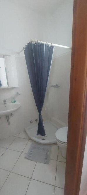 Habitación básica doble | Baño | Regadera, secadora de cabello, toallas, jabón 