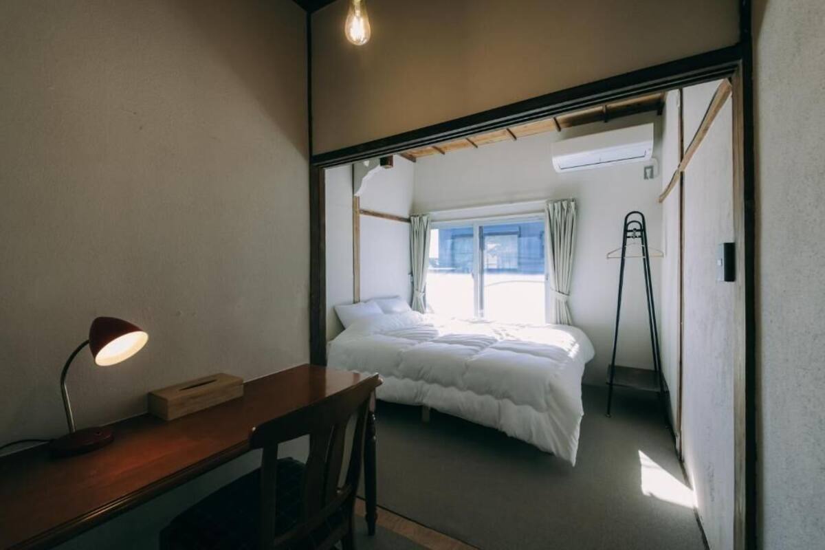 Standard Double Room | Langsir/tirai gelap terus, seterika/papan seterika, Wi-fi percuma 