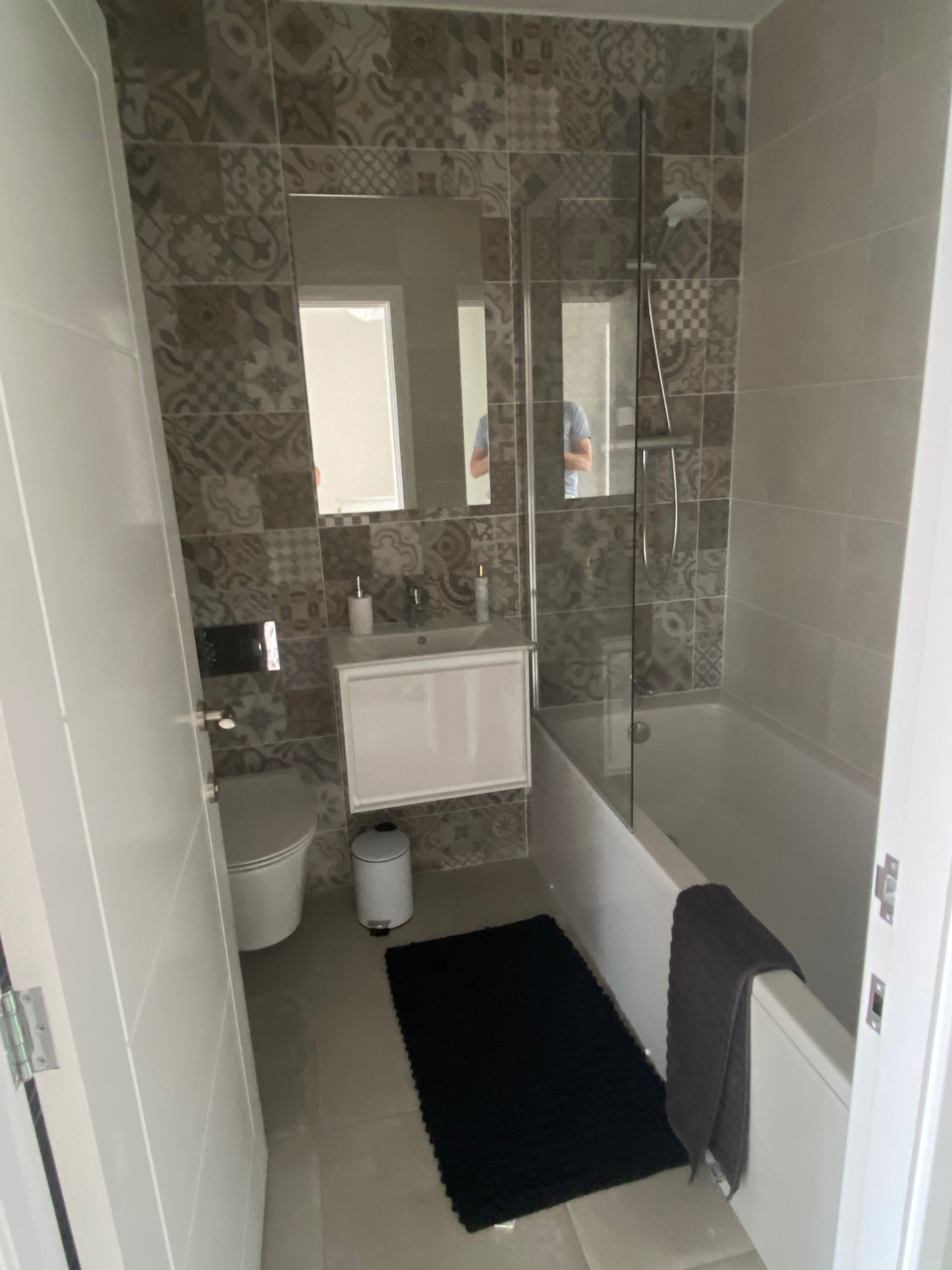 Separate bathtub and shower, deep-soaking bathtub