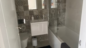 A bathroom with a shower, toilet, and sink. - House Sleeps 5 With Balcony (Hull)