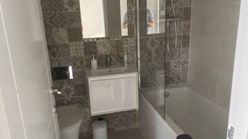 Separate bathtub and shower, deep-soaking bathtub