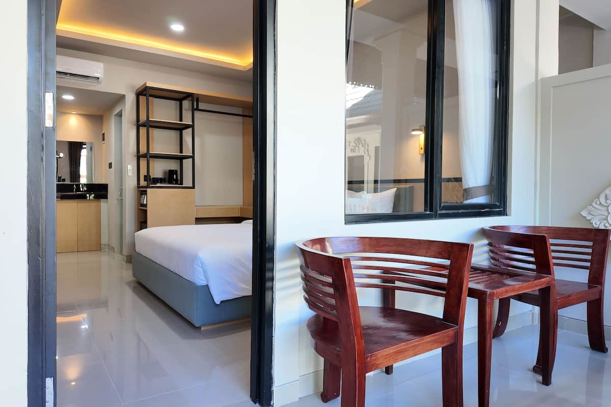Una habitación de hotel moderna con cama, escritorio y silla.