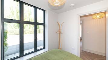 4 bedrooms, iron/ironing board, WiFi, bed sheets
