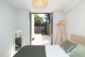 A bedroom with a bed, a mirror, and a wooden easel. - Wimbledon Tennis - 3BR/2BA clean modern apartment with 1GB Wi-Fi and local host (London)