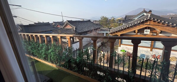 A traditional building with a tiled roof and wooden balcony railings. - Modam Stay Gyeongju (Gyeongju-si)