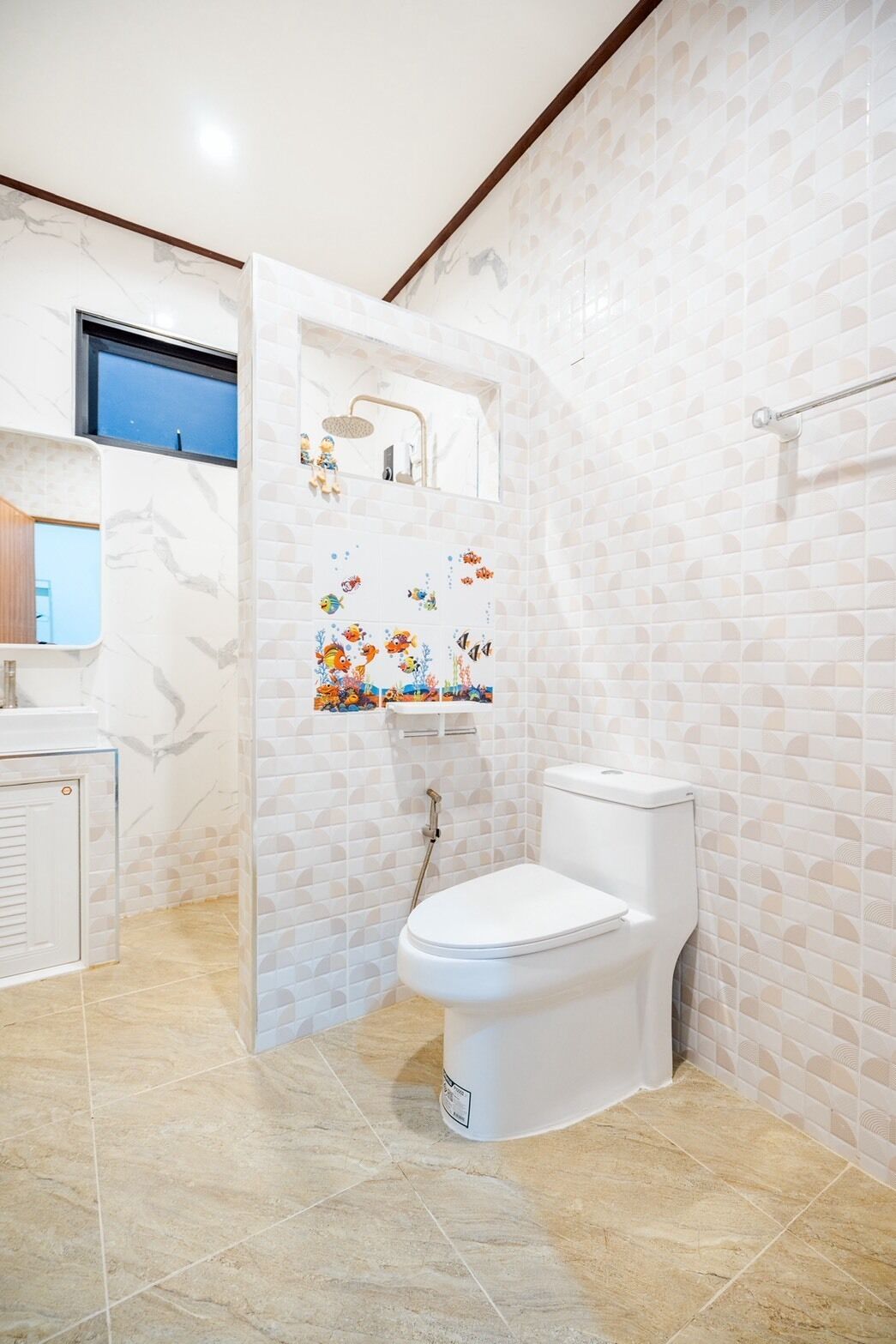 Ein Badezimmer mit Toilette, Dusche und gefliesten Wänden.