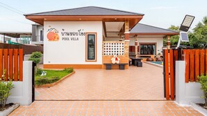A modern villa with a pool, a covered patio, and a sign indicating a pool villa. - Baan Hoy Kong Poolvilla (Cha-am)