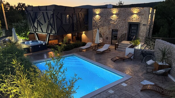 A swimming pool with lounge chairs, a hot tub, and a stone building with a staircase. - Villa sa bazenom i jacuzzijem u Dalmatinskoj zagori na 20 min od Splita (Biorine)