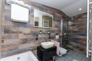 Dusche, Haartrockner, Handtücher, Seife