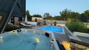 A hot tub with a view of a swimming pool and outdoor seating area. - Villa sa bazenom i jacuzzijem u Dalmatinskoj zagori na 20 min od Splita (Biorine)