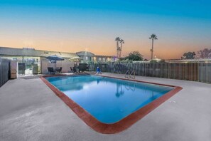 Pool - 1 King Bed|Nsmk, Micfridge (Madera CA)