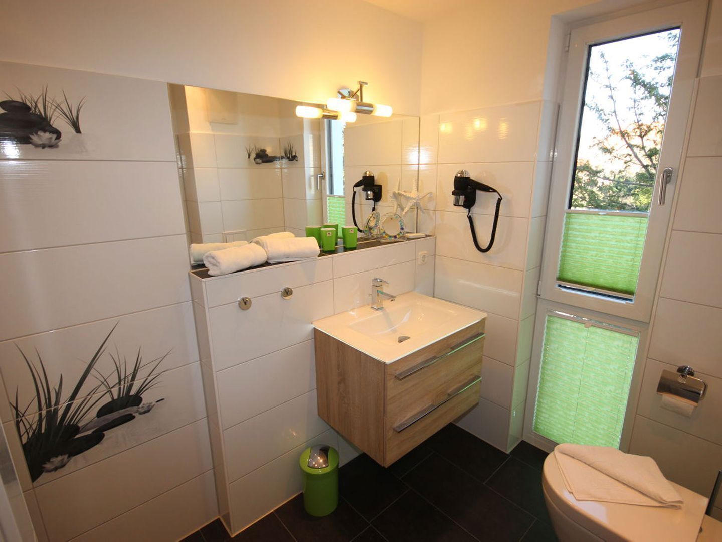 Un bagno moderno con un mobile bagno in legno, uno specchio grande e un water.