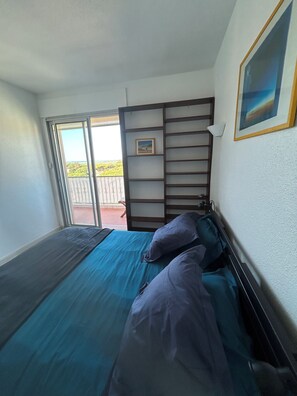 1 bedroom, iron/ironing board, free WiFi, bed sheets - Port d'Hyères Grand T2 68 m2 Sea and hill views + Private parking lot (Hyères)