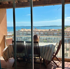 Outdoor dining - Port d'Hyères Grand T2 68 m2 Sea and hill views + Private parking lot (Hyères)