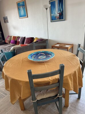Dining - Port d'Hyères Grand T2 68 m2 Sea and hill views + Private parking lot (Hyères)