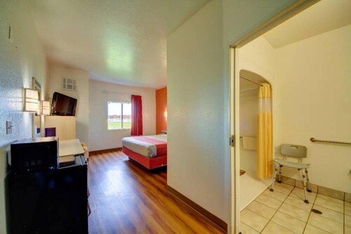 1 King Bed | Non-Smoking