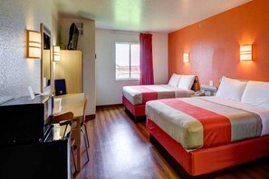 Habitación de hotel con dos camas, un escritorio, una silla, un ventanal con cortina roja y luces fijadas a la pared.