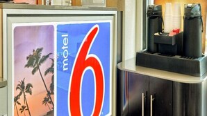 Une enseigne encadrée portant le chiffre 6 et le mot « motel ».