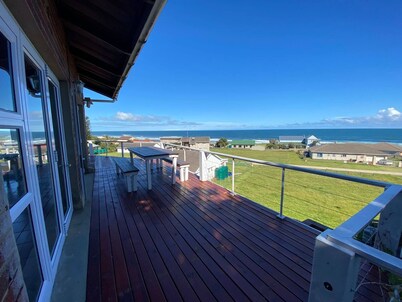 Serene Coastal Retreat with Private Pool in Amatola