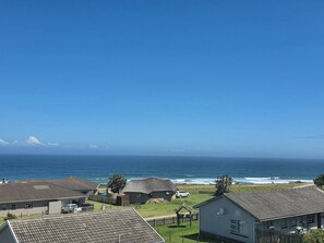 A coastal residential area with houses, a view of the ocean, and a clear sky. - Serene Coastal Retreat with Private Pool in Amatola (Amatola Coastal)