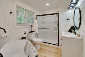 A bathroom with a bathtub, toilet, shower, and sink. - < 1 Mi to Bull Shoals Lake! Family-Friendly Escape (Lakeview)