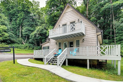 Fire Pit & Steps to Lake! Tims Ford Lake Retreat