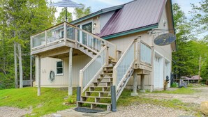 Un bâtiment à deux étages doté d’un escalier en bois, d’un balcon et d’une enseigne indiquant qu’il s’agit d’un restaurant.