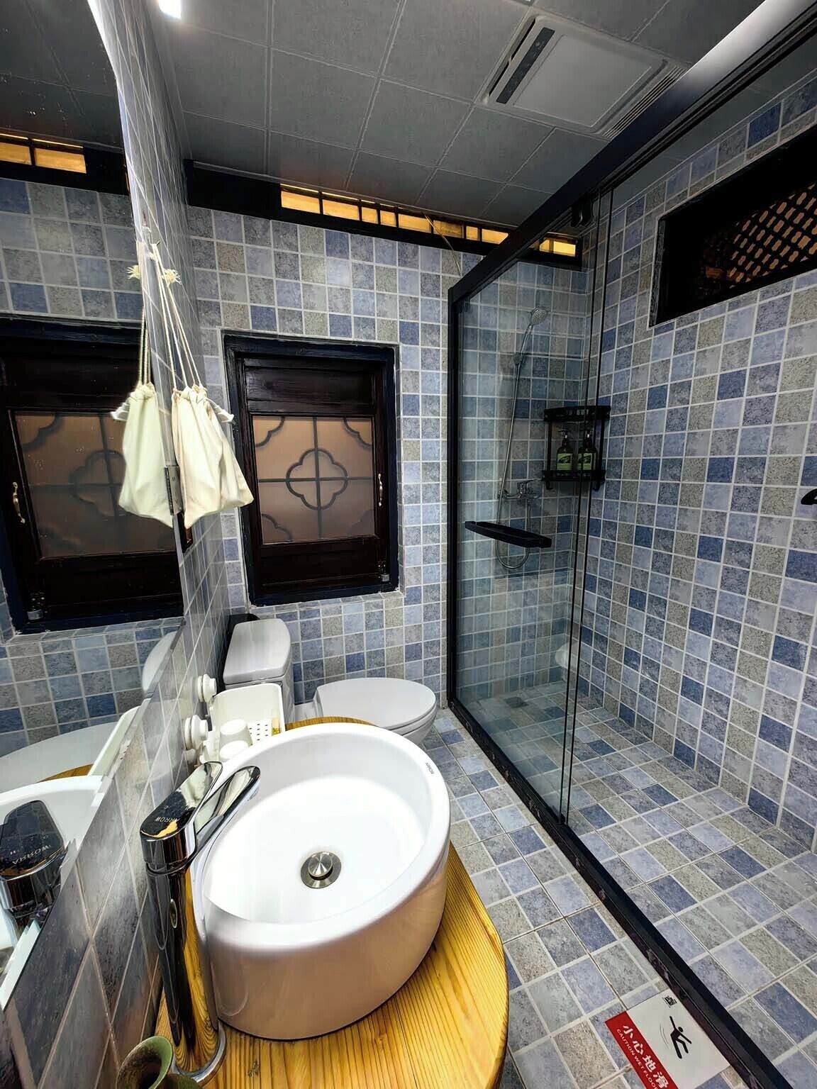 Un baño moderno con un lavamanos grande, inodoro y bañera.