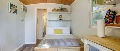 Iron/ironing board, internet, bed sheets